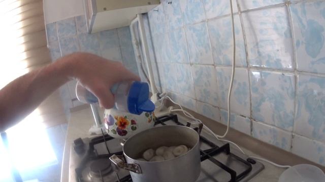 Отвариваю пельмени своим кривыми ручками Жизнь с ДЦП смотреть онлайн