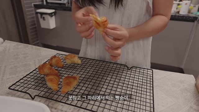 ENG)vlog ?침구 바꾸고 온라인으로 장도보고 집밥 챙겨먹는 집순로그, 그릇 언박싱, 틈새라면볶음면, 크로플, 홍시, 밥버거, 순대국밥, 부라타치즈, 앵그리너구리, 과일차 смотреть онлайн