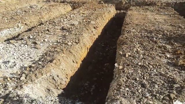 планировка площадки,копание под фундамент трактор Jcb 3cx смотреть онлайн