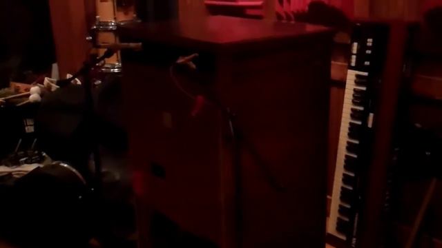 Fender Rhodes through a Leslie 122 cabinet смотреть онлайн