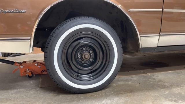 Installing Restored Wheels & OEM Hubcap Reveal - 1985 Chevrolet Caprice Classic смотреть онлайн