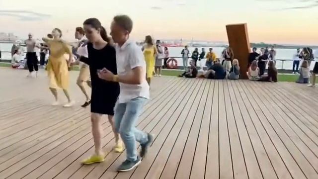 Линди хоп на танцевальном опен-эйре в Питере смотреть онлайн