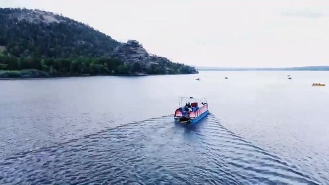 Понтонный катер на озере Боровое, Казахстан смотреть онлайн