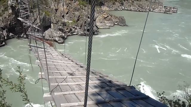 Чемал- самое узкое место на Катуни, разрушенный мостик смотреть онлайн