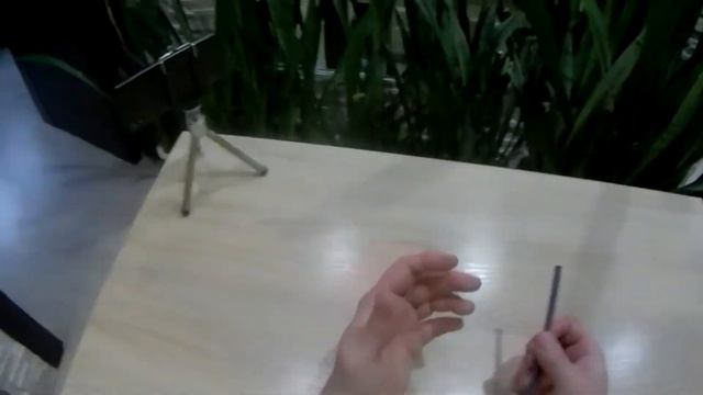 Крутит ручку на пальцах. Pen Spinning смотреть онлайн