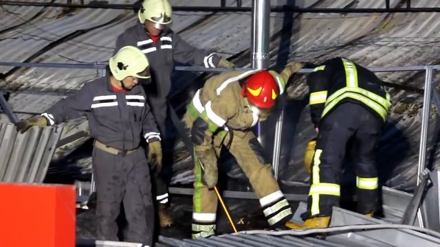 Ліквідація пожежі у павільйонах біля станції метро Академмістечко у Києві смотреть онлайн