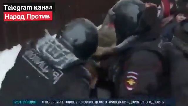 ОМОН-овцы избивают лежащих на земле женщин дубинками, они кричат МЫ БЕЗ ОРУЖИЯ смотреть онлайн