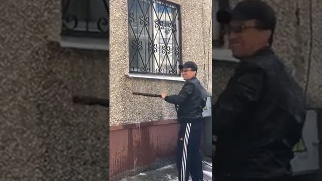 Лайфхак по мойке окон с решетками на первом этаже смотреть онлайн