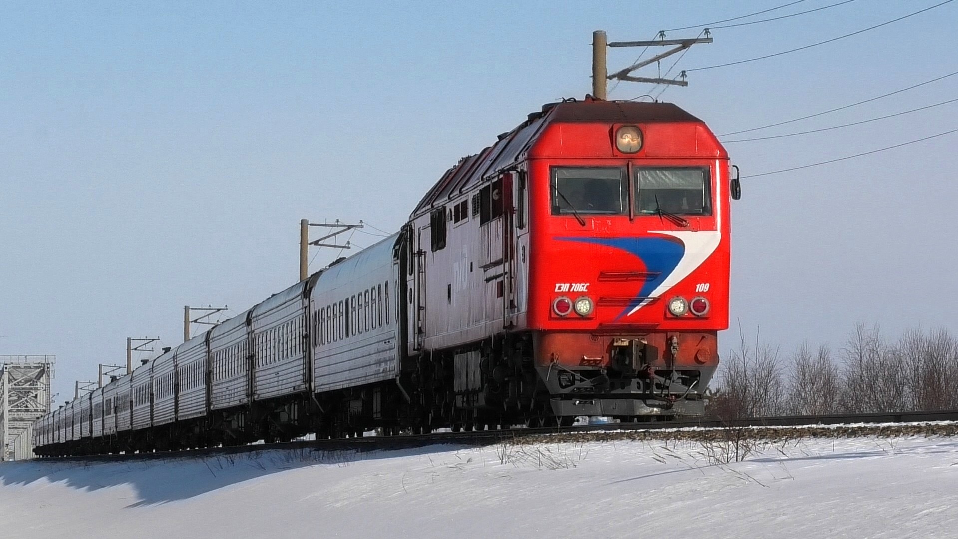 ТЭП70БС-109 с пассажирским поездом Новый Уренгой — Уфа