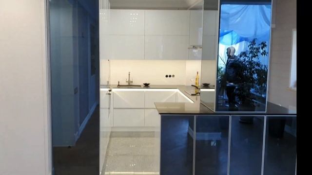 Современная кухня без ручек с фасадами из акрилового стекла смотреть онлайн