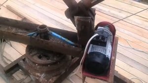 Подъём блоков при помощи самодельных крана и захвата для блоков.