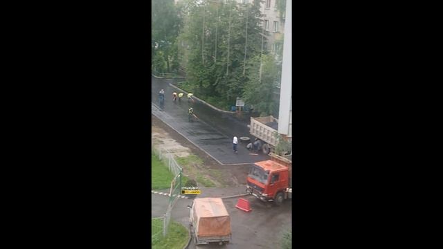 Дорожные работники применили веники для укладки асфальта смотреть онлайн