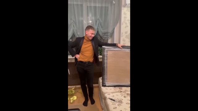 Именинник получил подарок, написанный мною портрет. смотреть онлайн