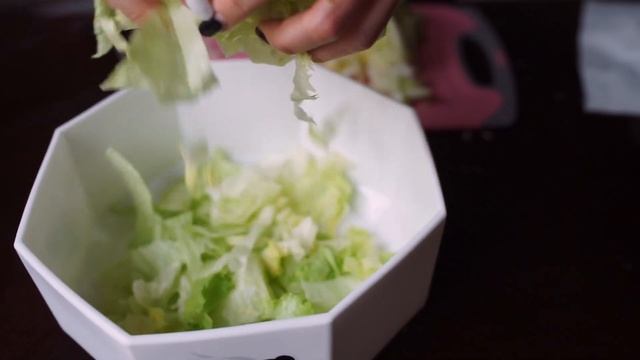 Iceberg salad with mussels and cherry tomatoes. Seafood salad. Салат с мидиями и помидорами. смотреть онлайн