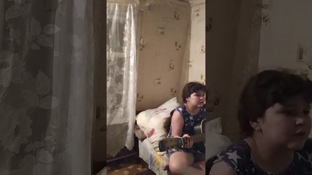 Играю на гитаре песню жил мальчишка на краю Москвы