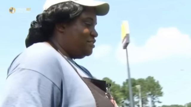 Cop Sees Stranded Lady And Jumps Right Into Action смотреть онлайн