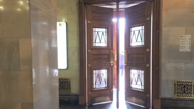 Moscow metro Krasnye Vorota north entrance /HDR 4K смотреть онлайн