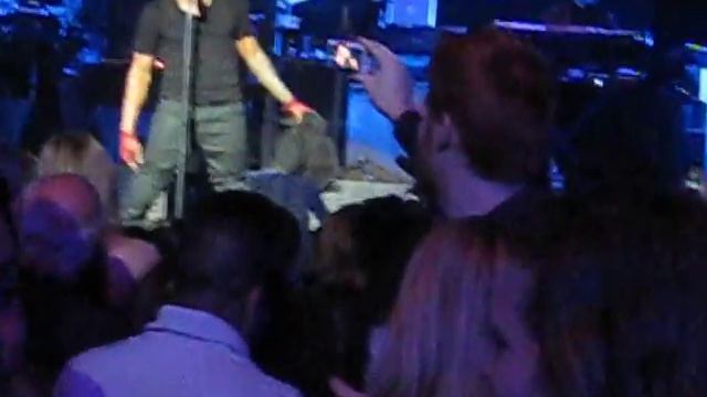 Usher Performs "Nice & Slow" at Belvedere Red Party смотреть онлайн