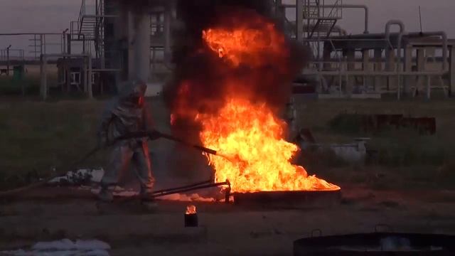 Уникальные испытания по тушению пожаров на полигоне Оренбургского филиала ВНИИПО МЧС России смотреть онлайн