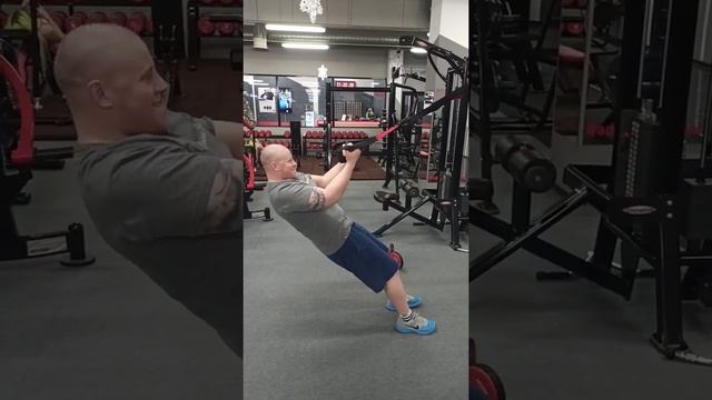 Как тренироваться на TRX. Тренировка ног ,рук и плеч на трх смотреть онлайн