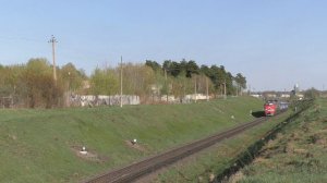 Тепловоз 2ТЭ25КМ-0169 с пассажирским поездом медленно подходит к станции Козельск