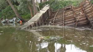 Подъем затонувшей баржи