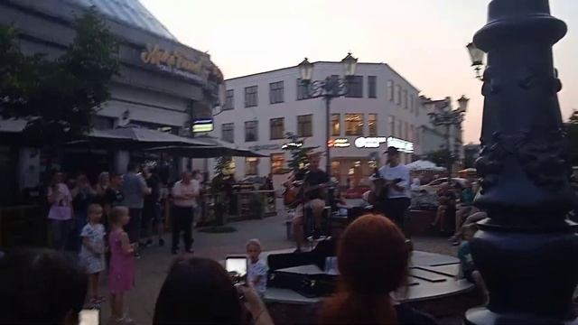 06.07.2021 Brest Belarus Песни и танцы под гитару на Советской вечером. Прогулки с Викторией смотреть онлайн