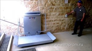 Наклонный инвалидный подъемник для узких лестниц