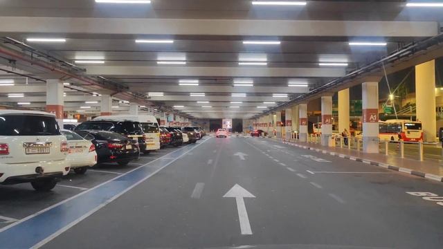 DUBAI TERMINAL 1 DXB AIRPORT BUSY ARRIVAL AREA смотреть онлайн