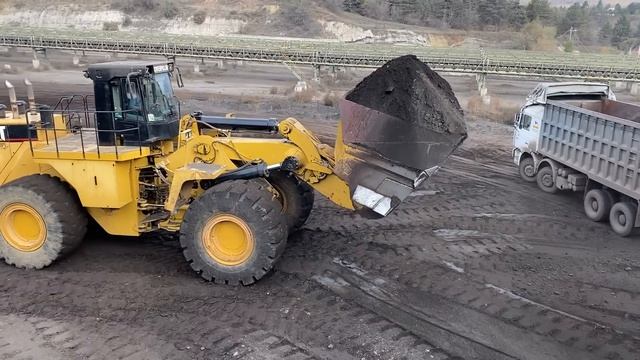Caterpillar 992G Wheel Loader Loading Trucks With 1 Pass - Sotiriadis/Labrianidis Mining смотреть онлайн