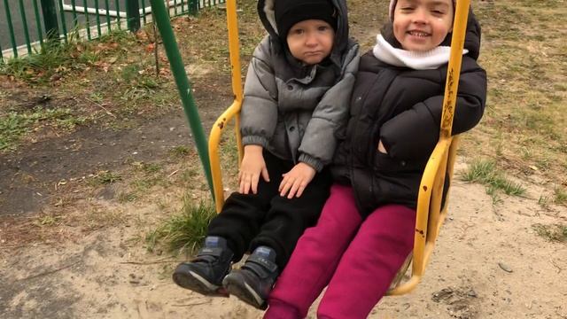 С Никитой катаемся на качелях