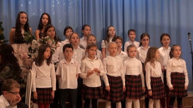 Новогодний праздник. 5 и 6 классы. Выступает сводный хор школы (2014-15) смотреть онлайн