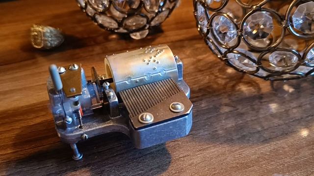 Механизм советской музыкальной шкатулки... смотреть онлайн