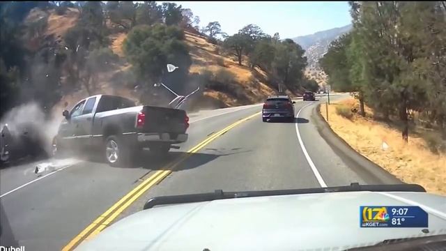 Dashboard camera shows head-on collision on Highway 178 смотреть онлайн