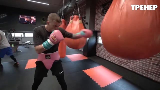 Нестандартный удар от чемпиона мира по боксу Глеба Бакши смотреть онлайн