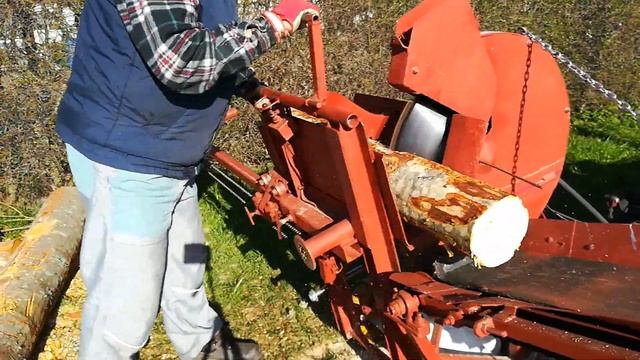 Самодельная пила к минитрактору в работе! Homemade saw to the minitractor at work ! смотреть онлайн