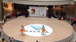 Африканский танец от двух очаровательных девочек. Группа детей 7-10 лет