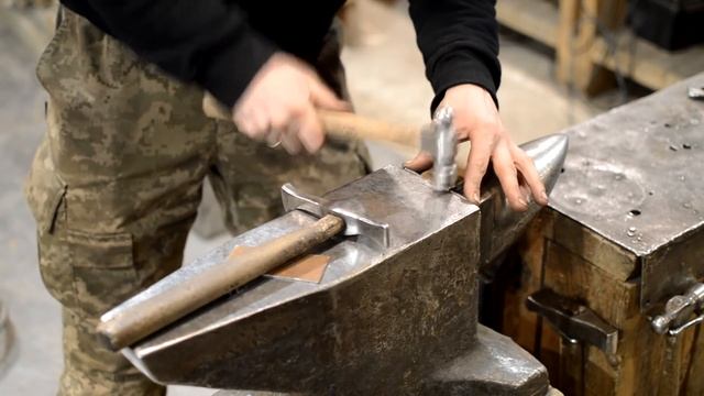 Как ковать забрало к бацинету. Средневековый доспех. смотреть онлайн