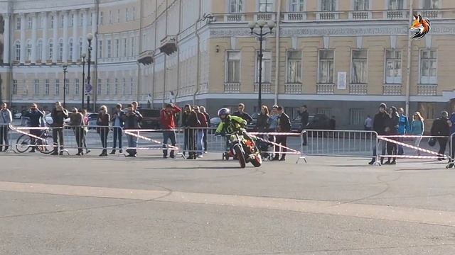 Парень прокатился без рук на заднем колесе мотоцикла по Дворцовой площади в Петербурге смотреть онлайн