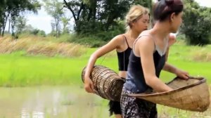 Красивая девушка рыбалка удивительная рыбалка в Камбодже, как поймать рыбу вручную Часть 2