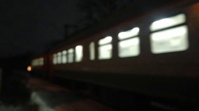Электропоезд ЭД9М-0168 с сообщением "Н.Новгород-Заволжье-тов." проезжает через Ж/Д переход. смотреть онлайн