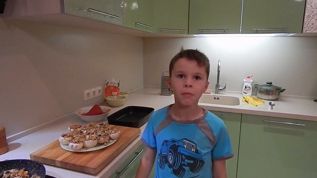 Фаршированные шампиньоны в духовке.  Stuffed mushrooms in the oven.
