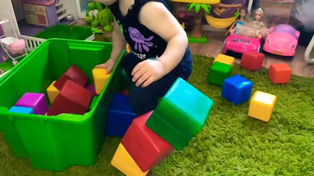 Мика строитель 👷 Играем в кубики смотреть онлайн