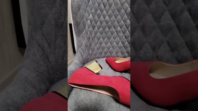 Красные туфли с треугольным каблуком смотреть онлайн