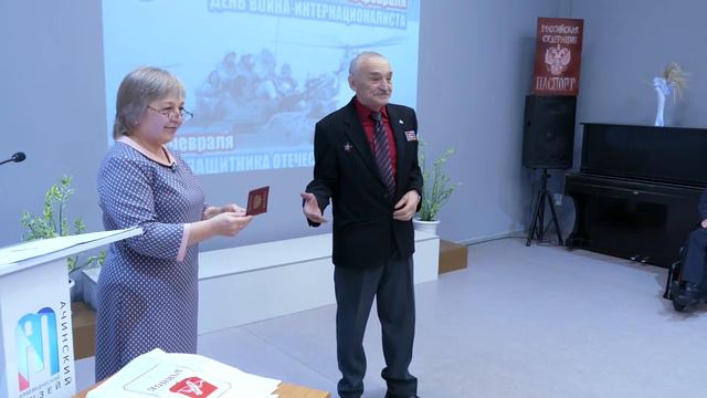 Юным ачинцам вручили паспорта в канун Дня воинской славы России смотреть онлайн