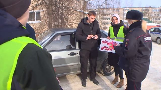 ГАИ и школьники поздравили смоленских водителей с 23 февраля