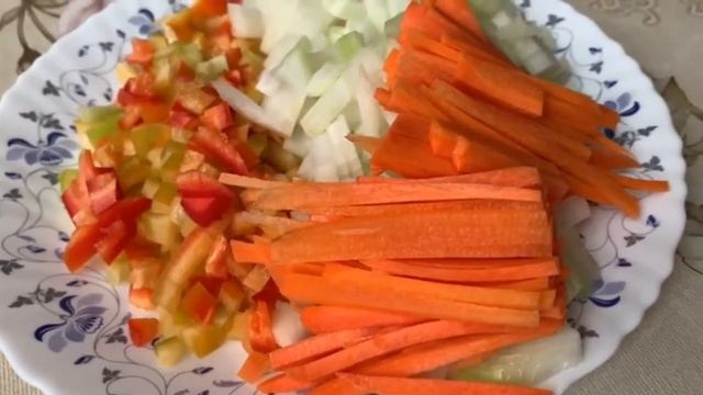 САМАЯ ВКУСНАЯ КУРОЧКА В ОВОЩАХ С РИСОМ !!! смотреть онлайн