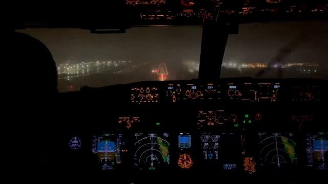 ekstremalnaya-posadka-samoleta-iz-kabini-pilota-aeroport-seremetevo-b-_(VIDEOMIN.NET) смотреть онлайн