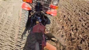 Минитрактор Беларус 152(МТЗ 152) пашет сам.