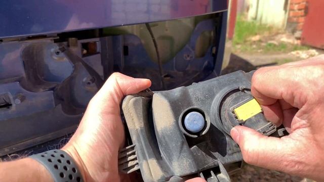 Замена лампы противотуманной фары Шкода Октавия А7 FL. смотреть онлайн